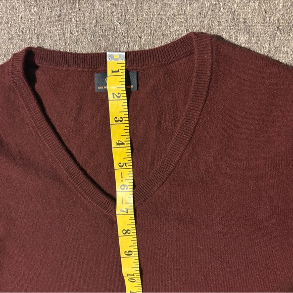 QUINCE women’s V-neck 100% Mongolian Cashmere in Rich Burgundy. Like new - Picture 6 of 6